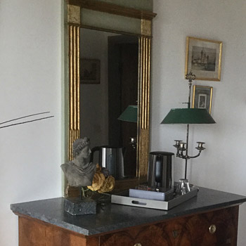 Commode et miroir ancien de la chambre d'hôtes