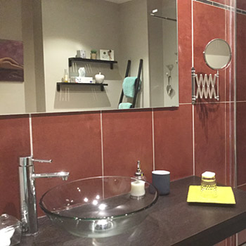 Salle d'eau moderne avec douche à l'italienne