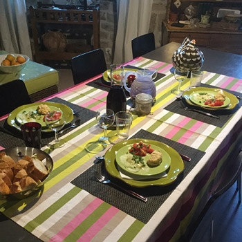 Repas gourmands concoctés par les propriétaires de la maison d'hôtes
